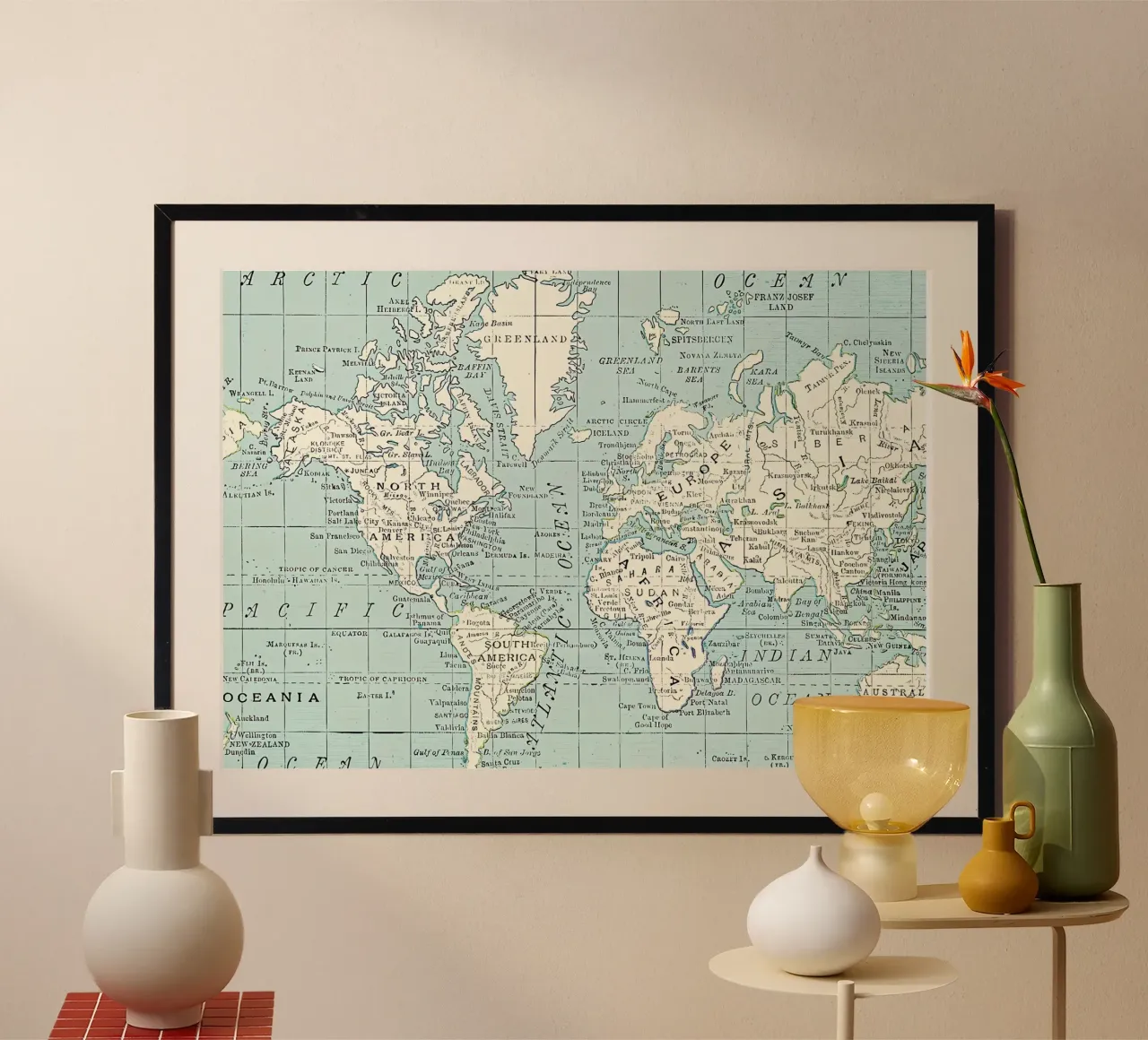 Mappa del mondo in blu e crema poster con telaio in plastica da Aiden Garcia