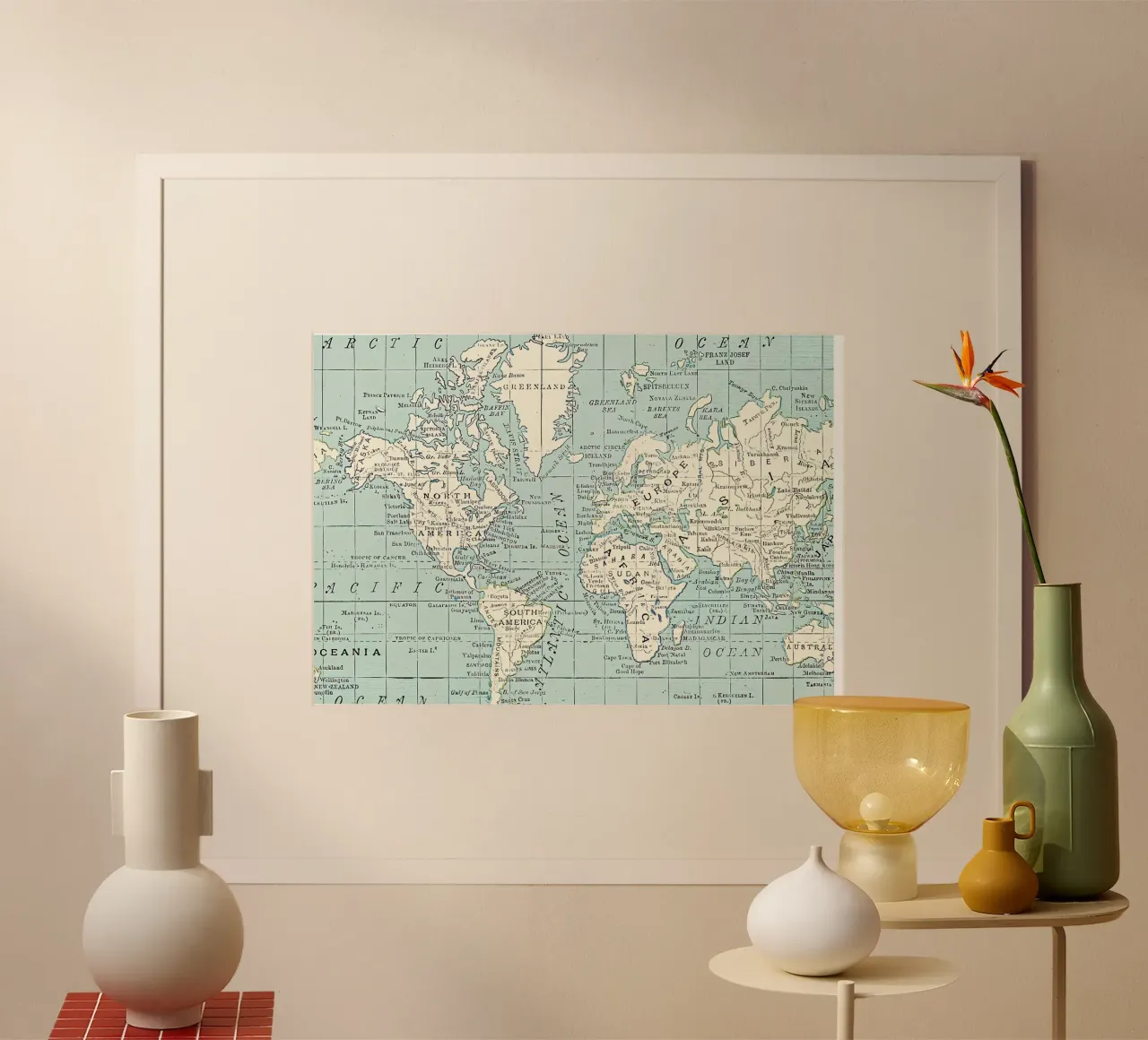 Mappa del mondo in blu e crema poster con telaio in plastica da Aiden Garcia