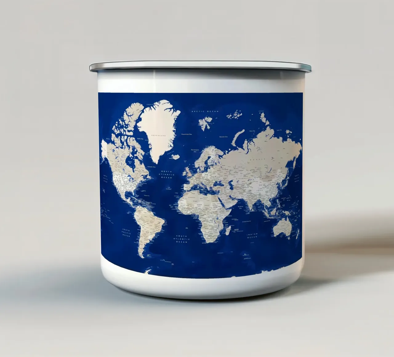 Mappa del mondo dettagliata Kameryn tazza in smalto da Aiden Garcia