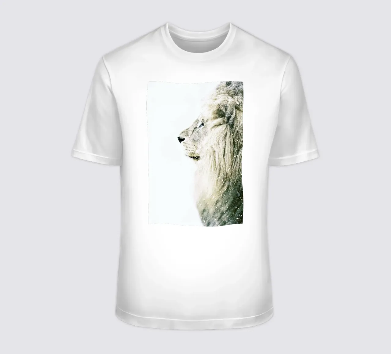Leone nella neve t-shirt da Monika Strigel