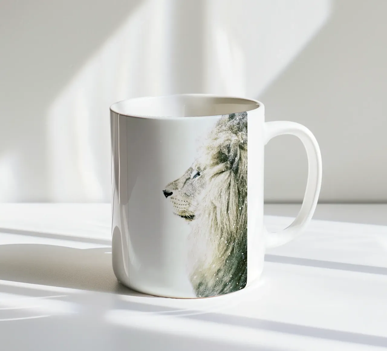 Leone nella neve tazza in ceramica da Monika Strigel
