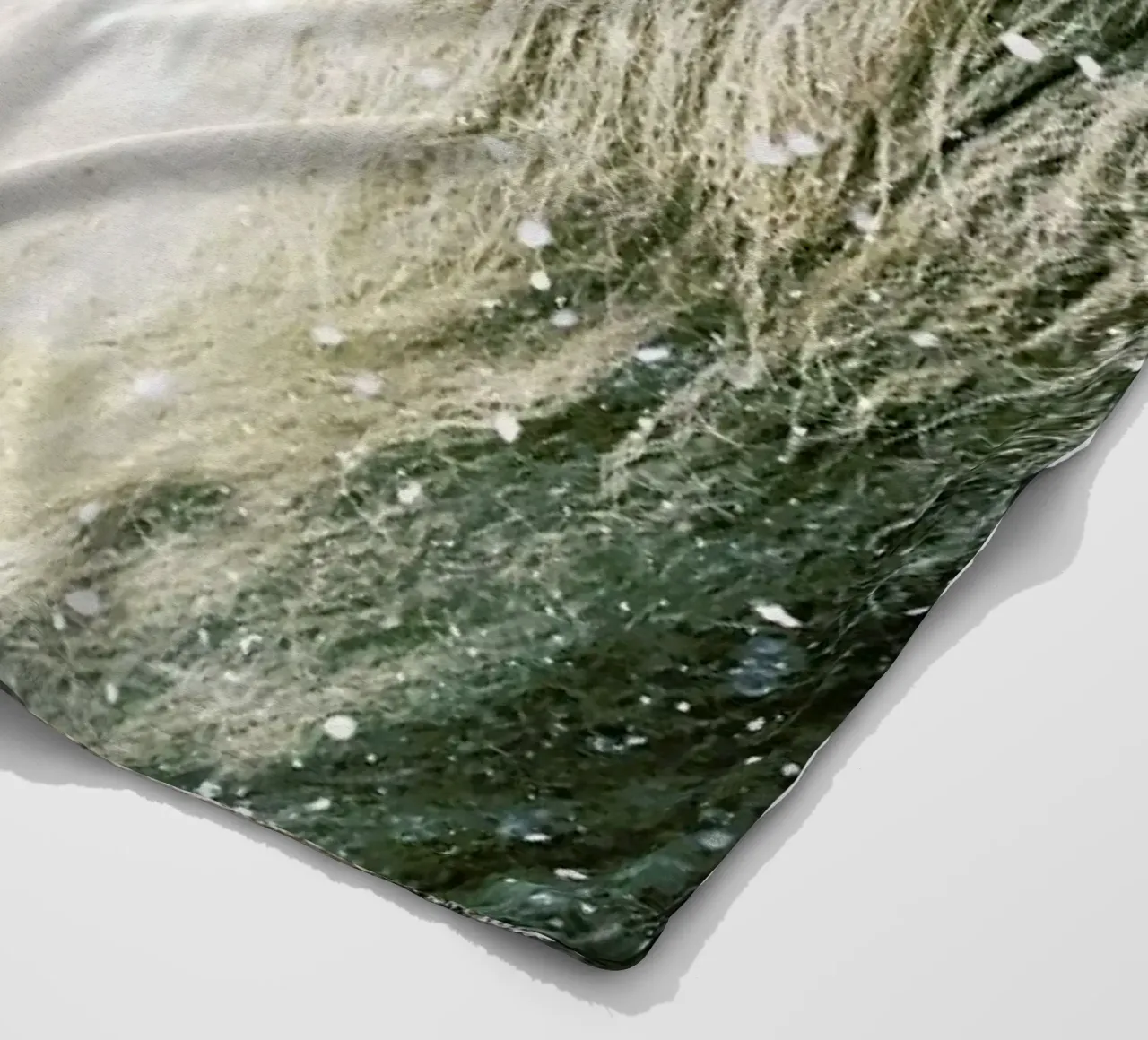 Leone nella neve coperta in pile da Monika Strigel