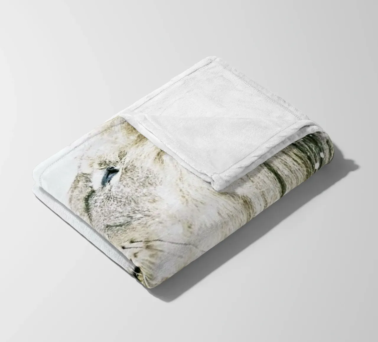 Leone nella neve coperta in pile da Monika Strigel