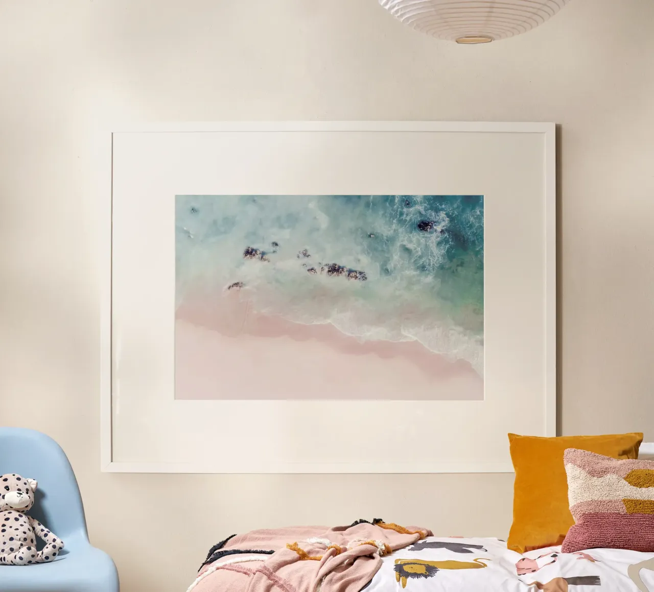 Aerial Beach - Ocean Pink Blush poster con telaio in plastica da Ingrid Beddoes