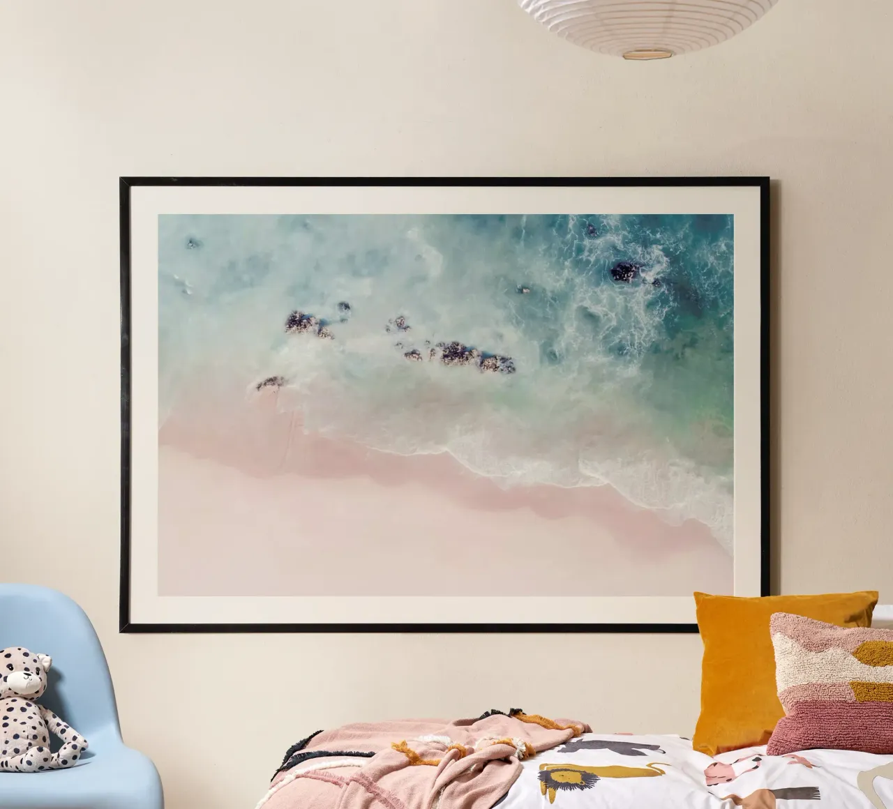 Aerial Beach - Ocean Pink Blush poster con telaio in plastica da Ingrid Beddoes