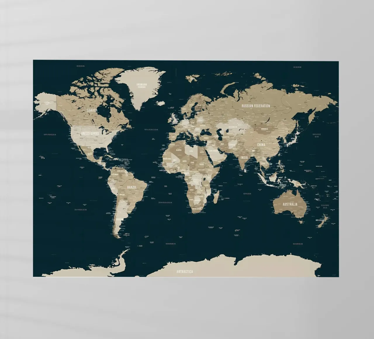 Mappa del mondo blu e marrone pellicola backlit da Aiden Garcia
