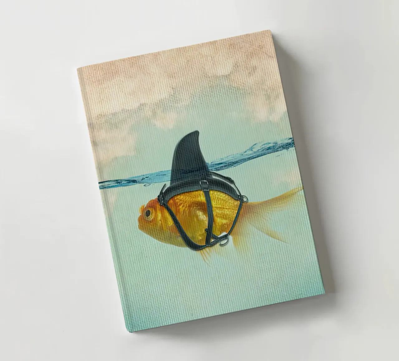 Déguisement brillant, poisson rouge avec un aileron de requin carnet de notes de isokun