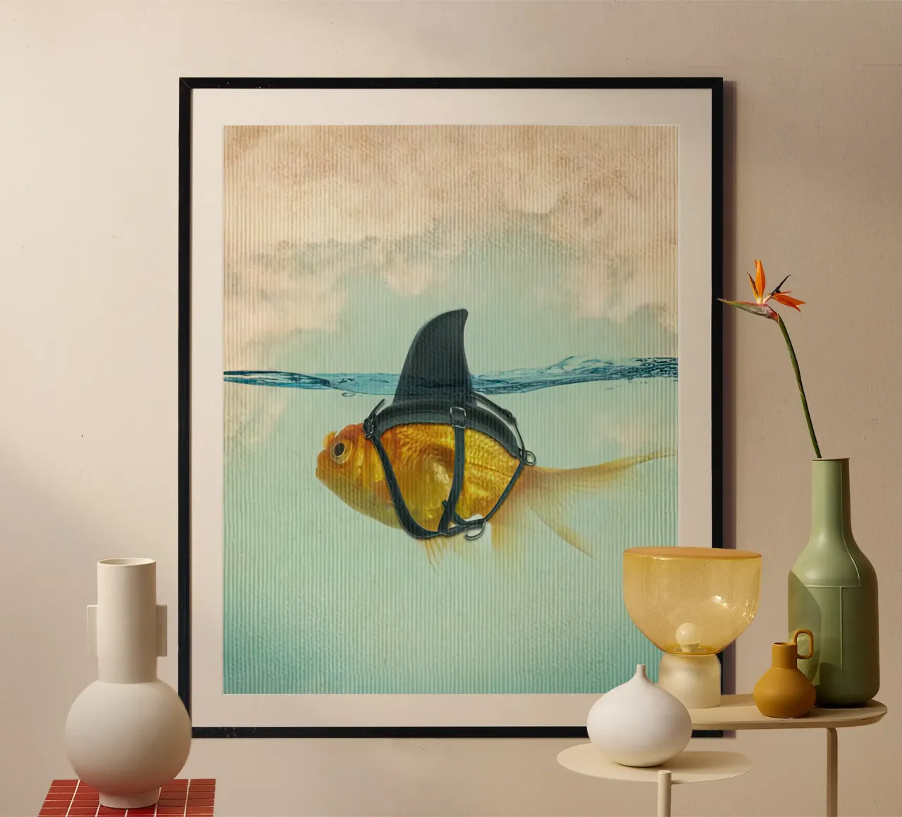 Déguisement brillant, poisson rouge avec un aileron de requin poster avec cadre en bois de isokun