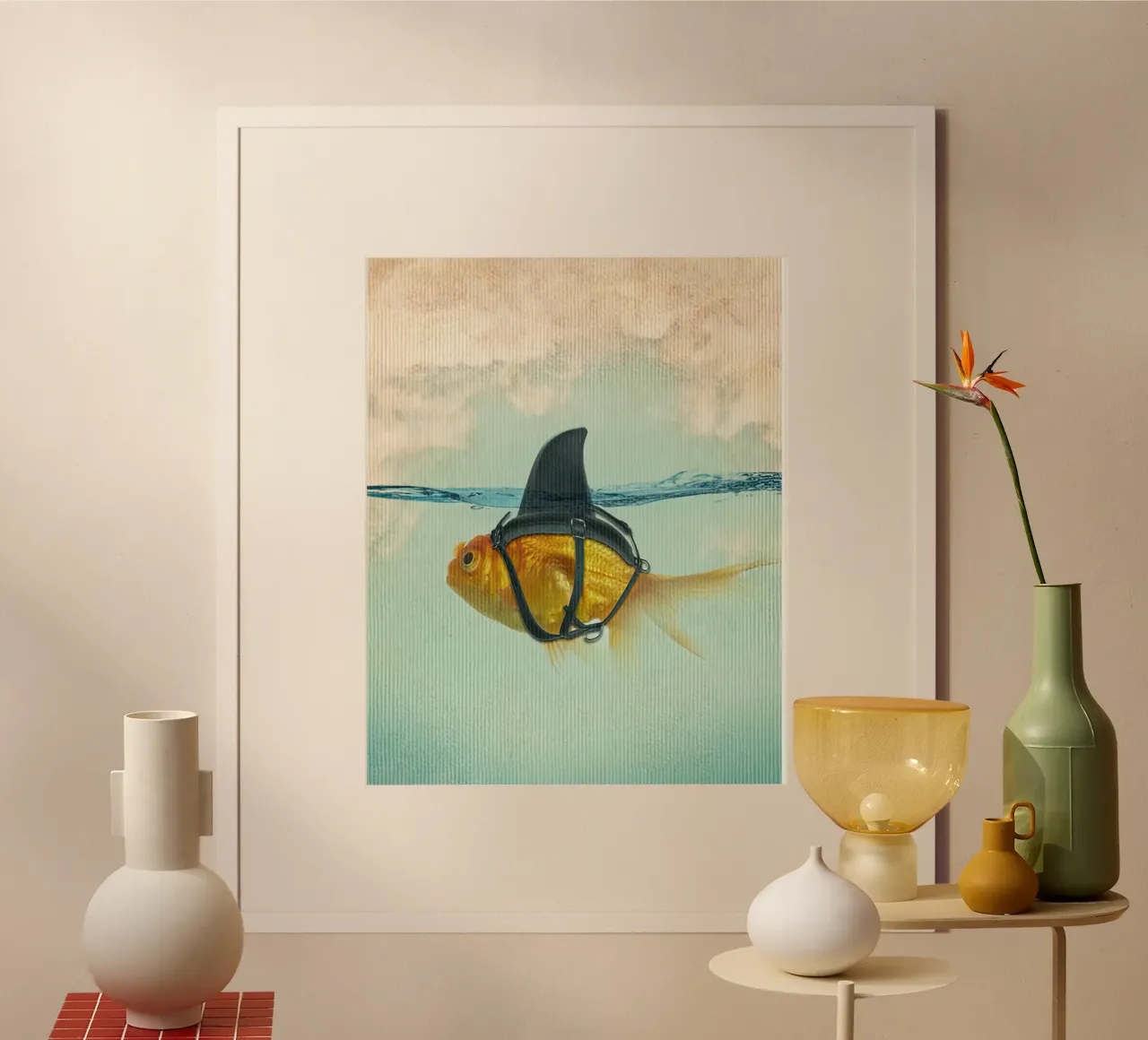 Déguisement brillant, poisson rouge avec un aileron de requin poster avec cadre en bois de isokun