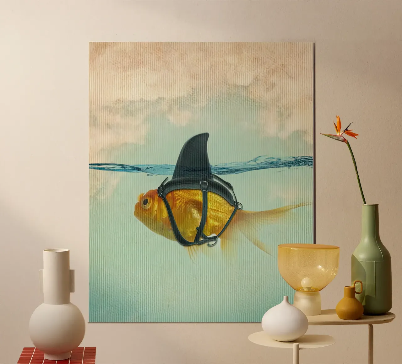 Déguisement brillant, poisson rouge avec un aileron de requin poster avec cadre en bois de isokun