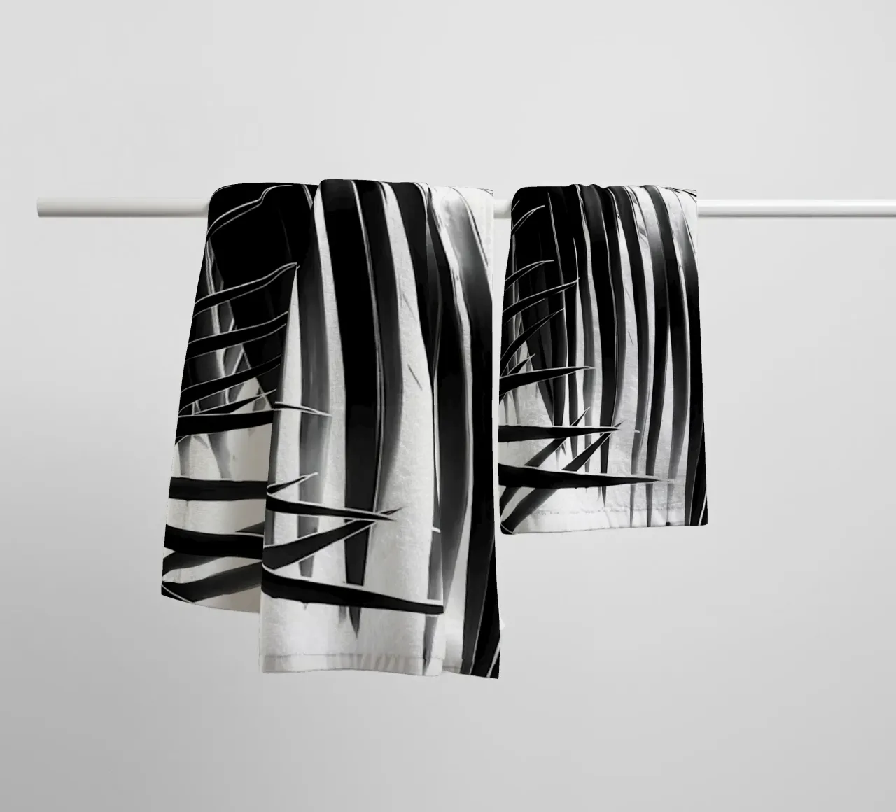 Foglie di palma nero bianco 3 asciugamano da bagno da Matthew Katz