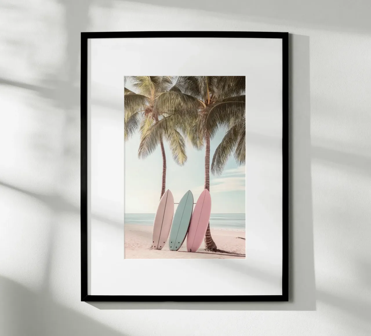 Tavole da surf e palme Summer Vibes poster con telaio in alluminio da Indigo Tides Art