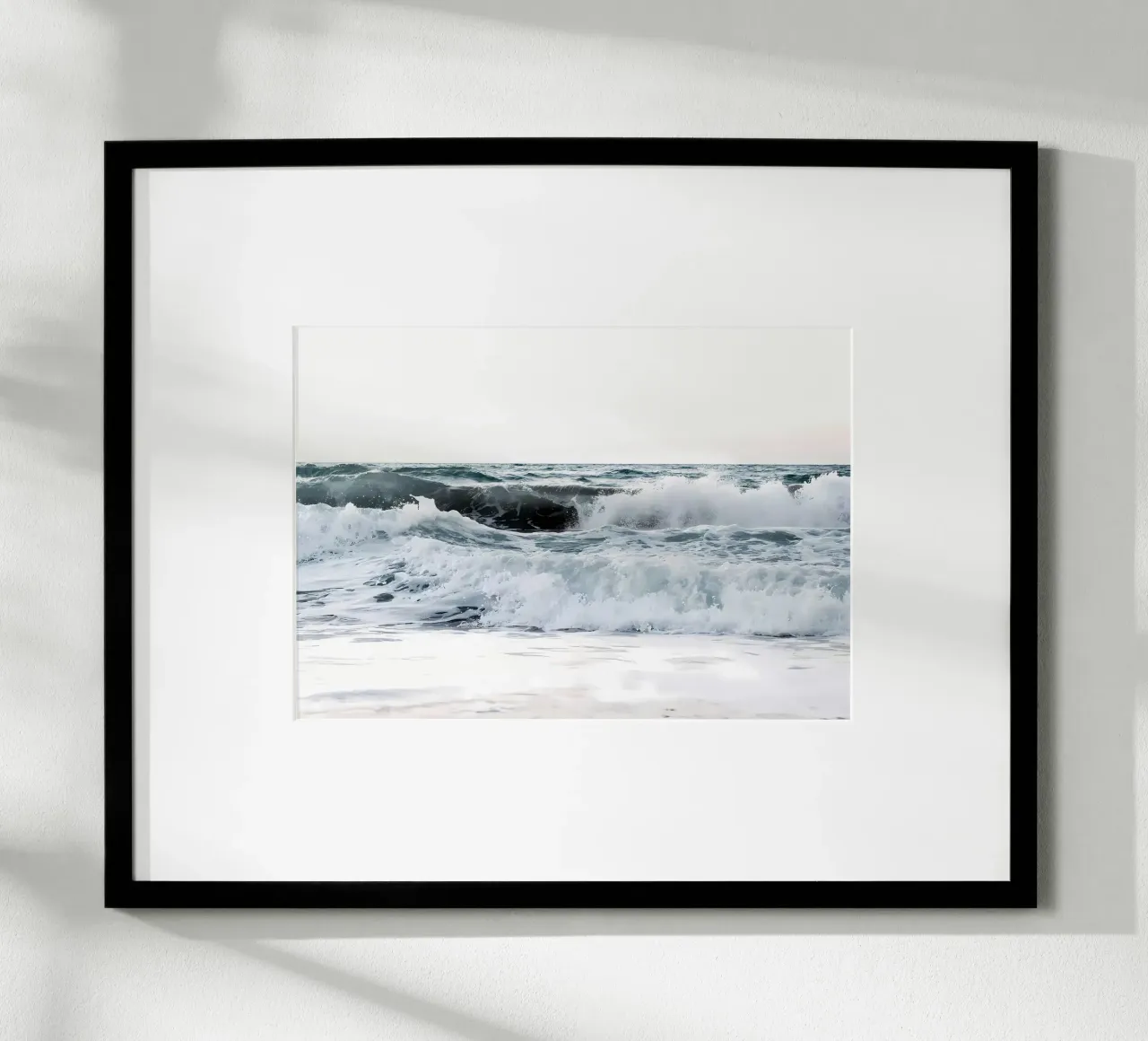 Onde dell'oceano poster con telaio in alluminio da Matthew Katz