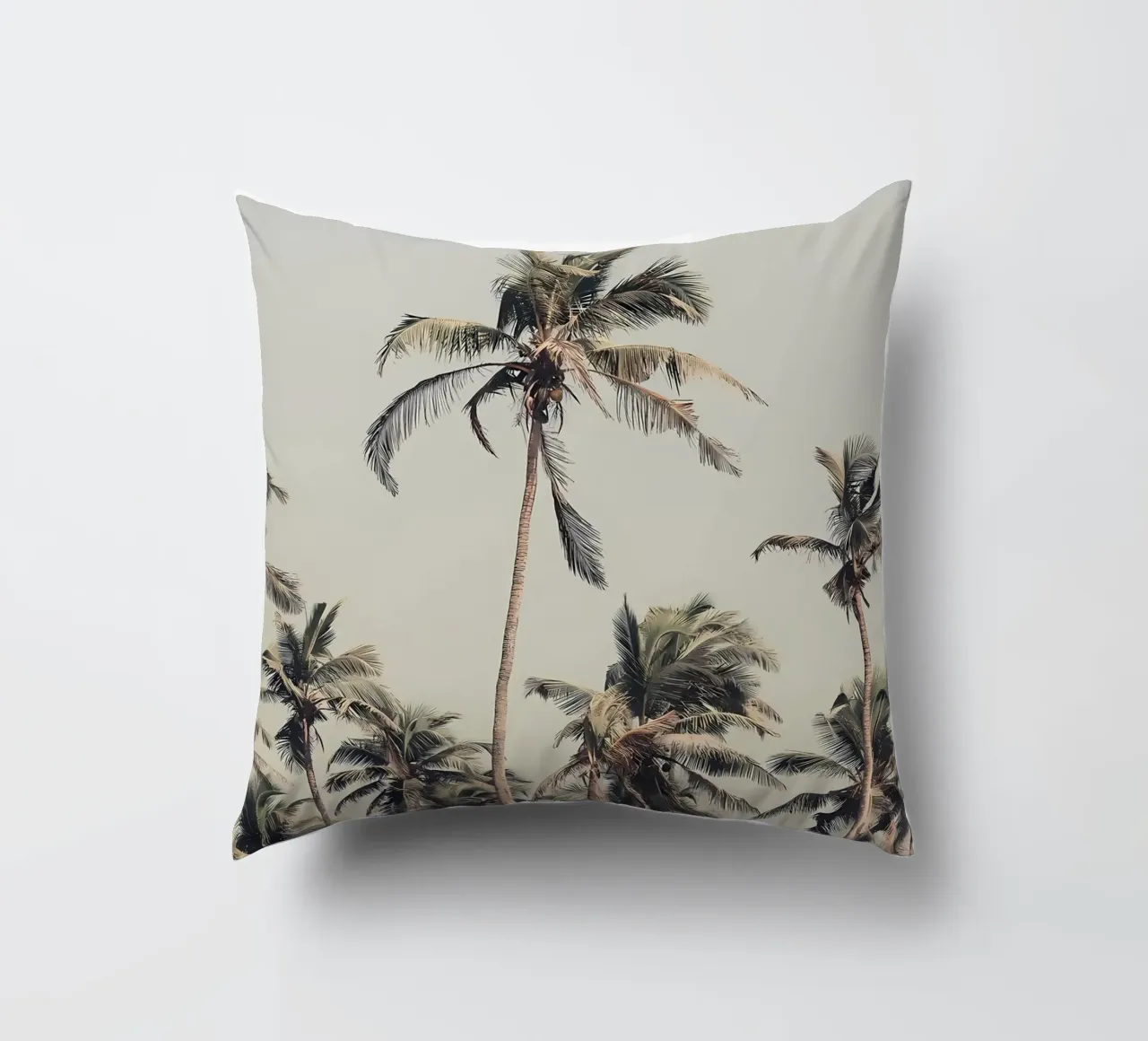 Palme sulla spiaggia cuscino da Matthew Katz