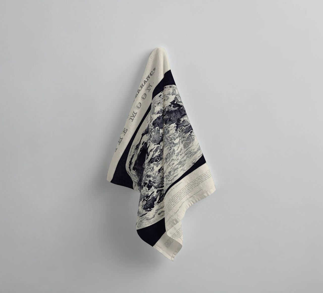 Telescopic Appearance Of The Moon serviette de bain de Astër