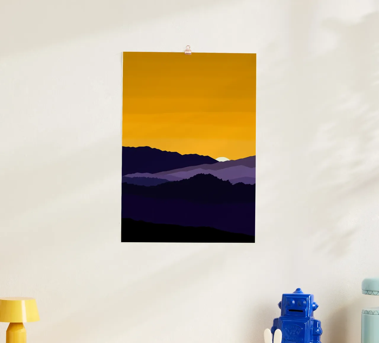 tramonto sulla collina poster con telaio in legno da Bartosz Powalka