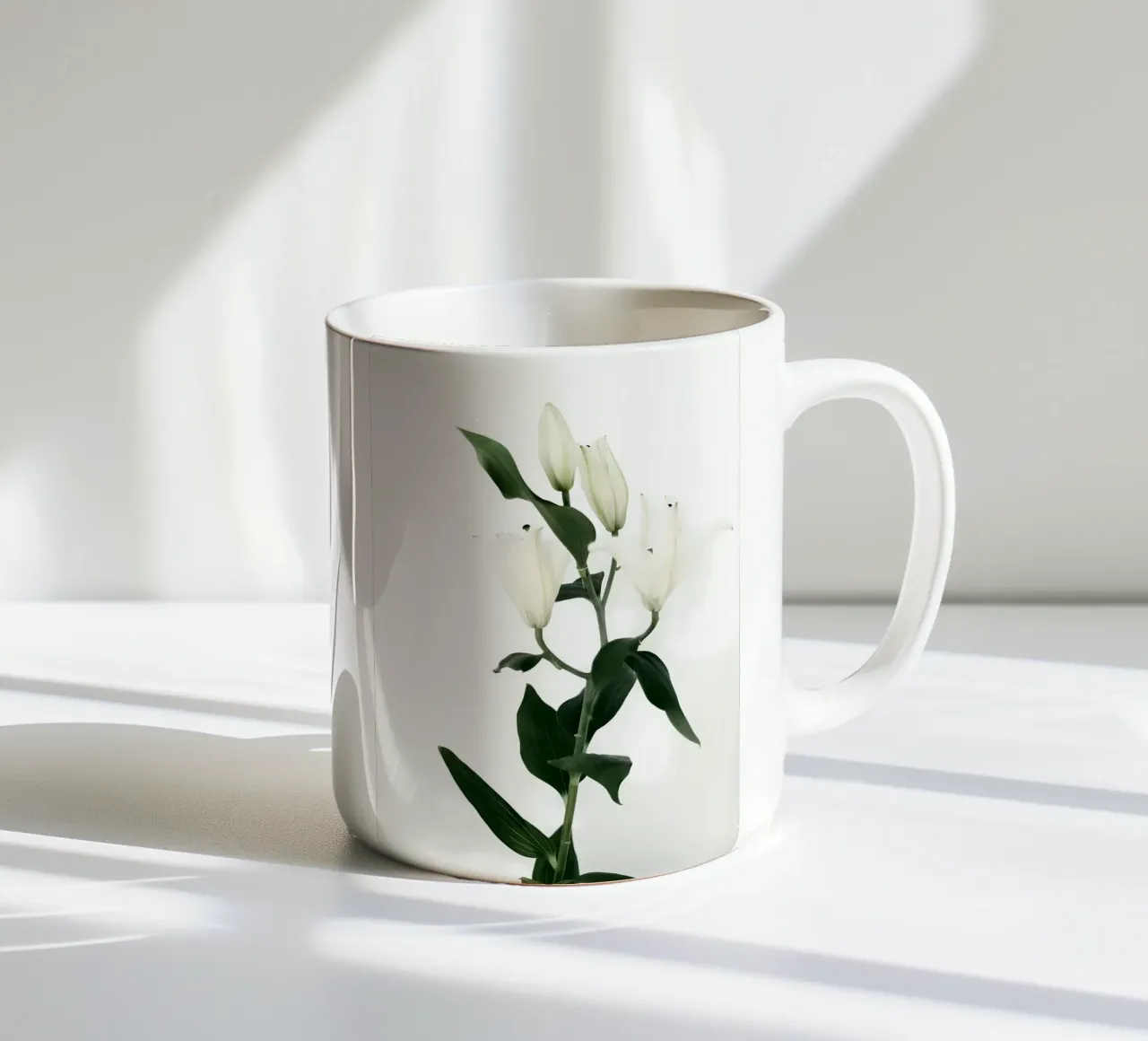 Giglio bianco tazza in ceramica da Nicholas Campbell