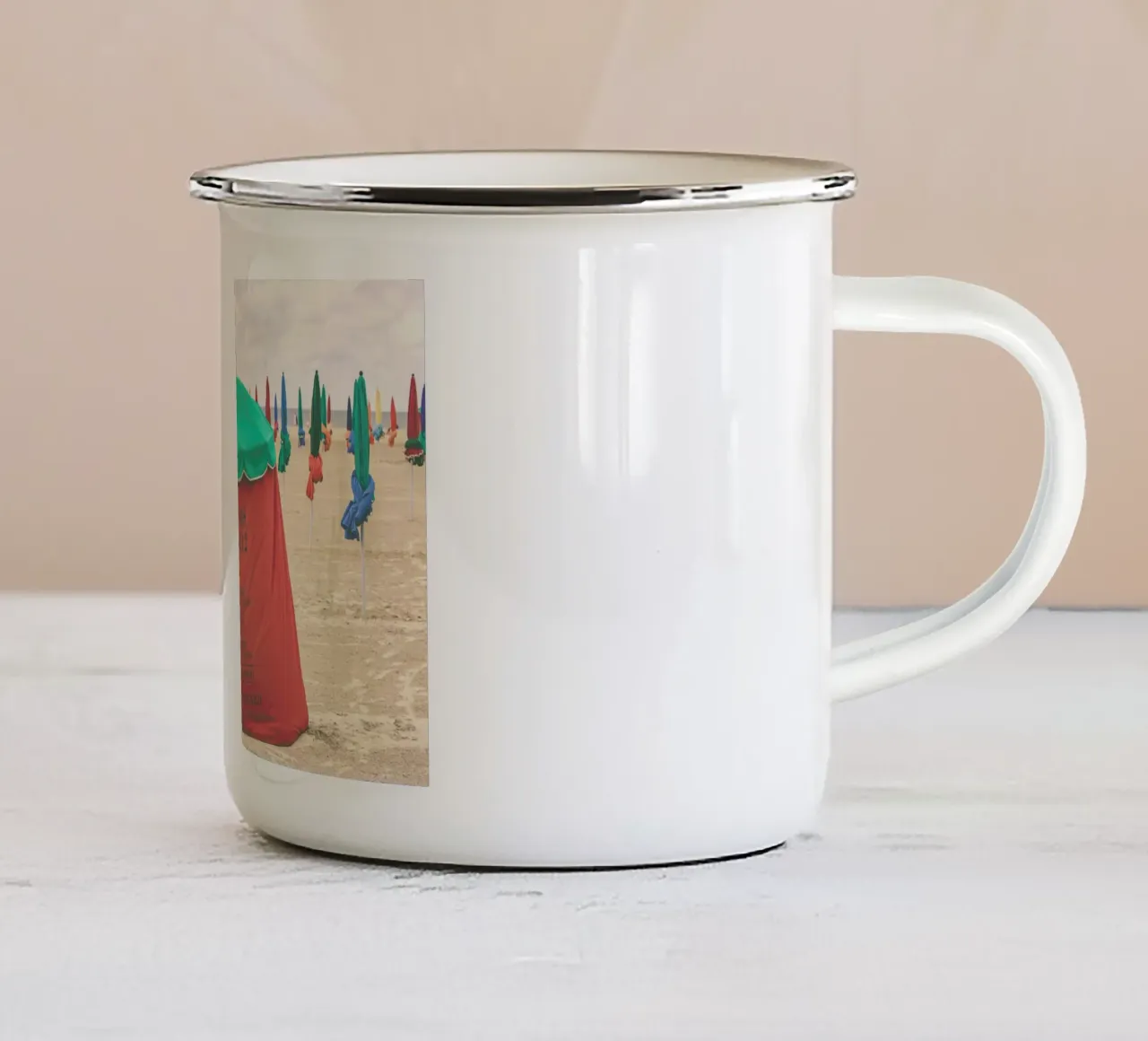 Deauville By The Beach tazza in smalto da Magdalena Martin Photography