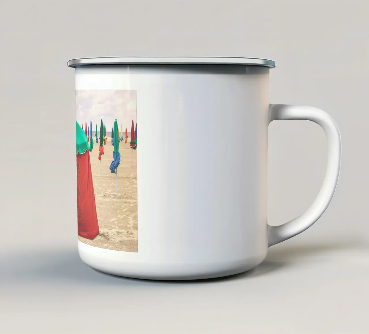 Deauville By The Beach tazza in smalto da Magdalena Martin Photography