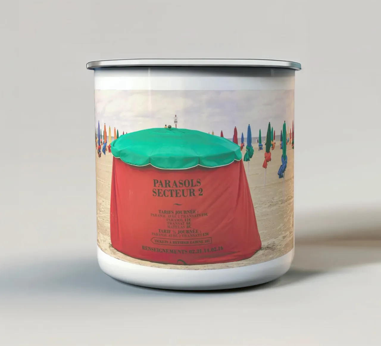 Deauville By The Beach tazza in smalto da Magdalena Martin Photography