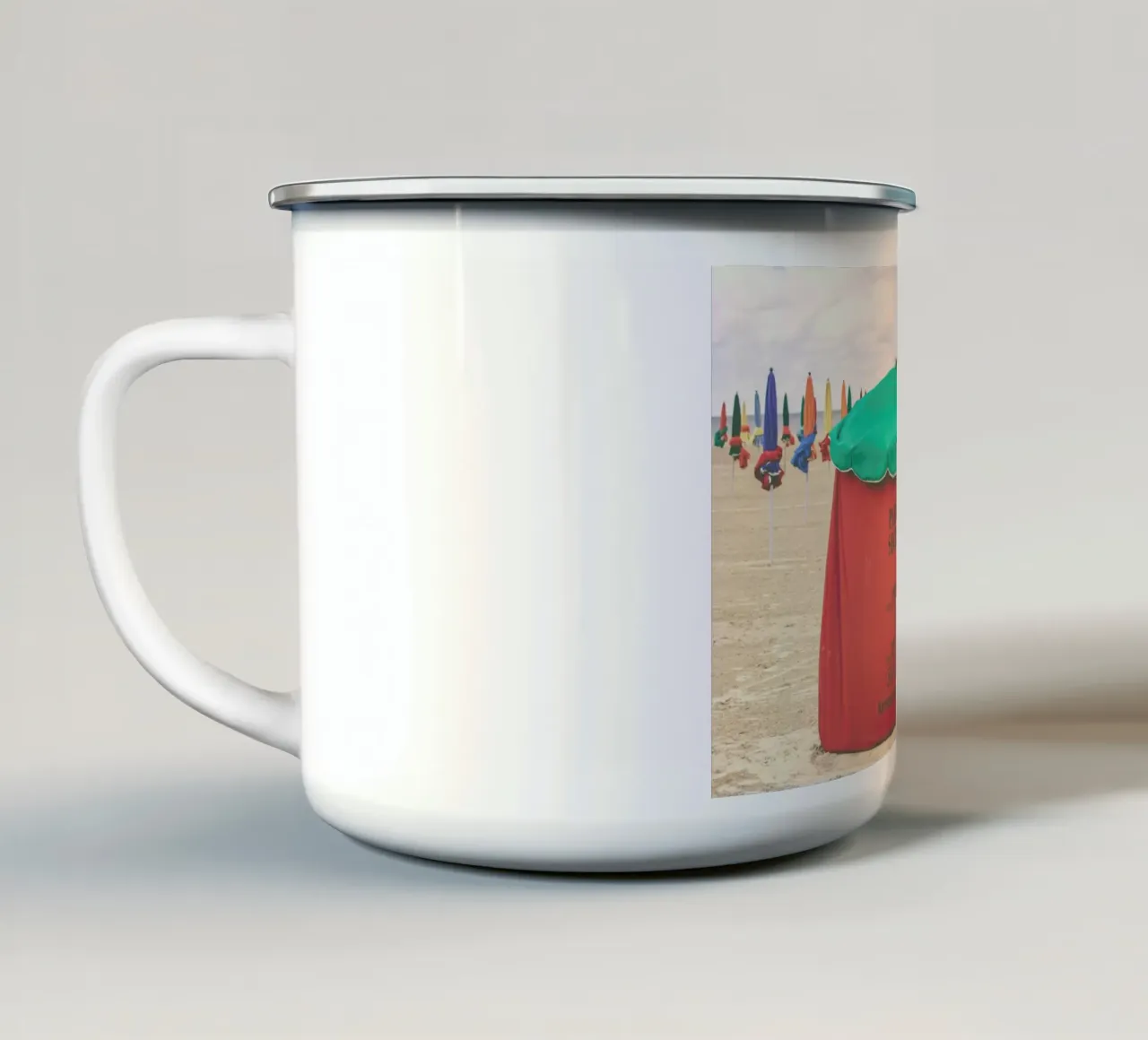Deauville By The Beach tazza in smalto da Magdalena Martin Photography