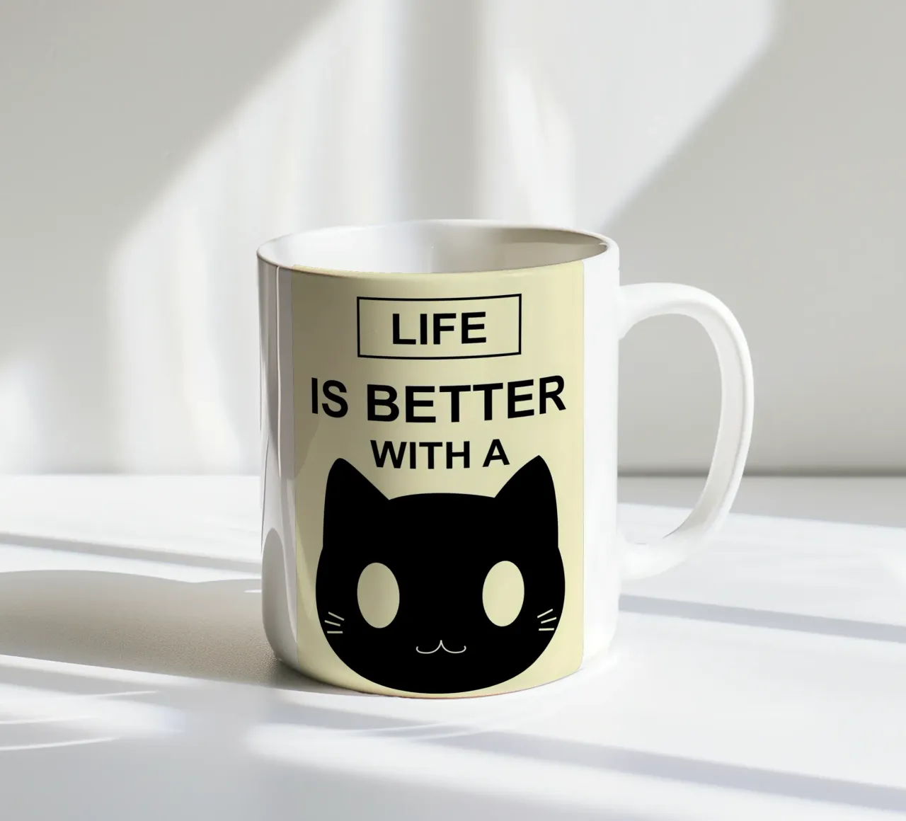 La vida es mejor con un cat2 taza de cerámica de Bartosz Powalka