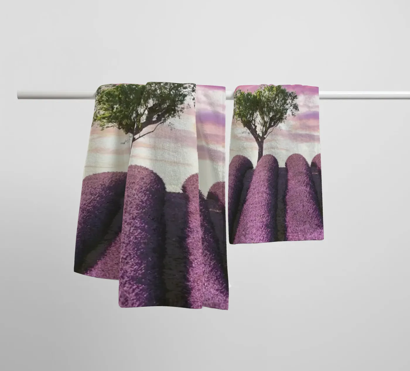 Lavender Fields badhanddoek van Magdalena Martin Photography