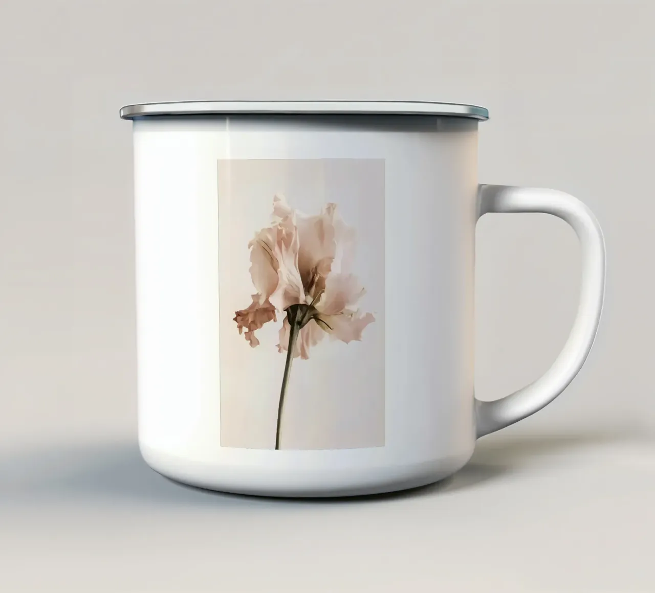 Floreale tazza in smalto da Nicholas Campbell