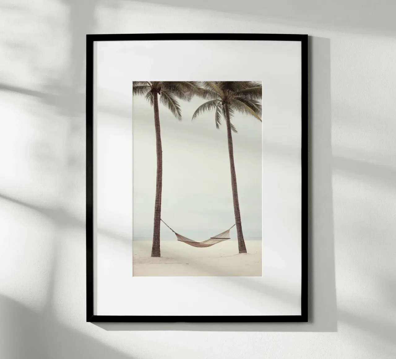 Amaca tra le palme Beach Art poster con telaio in legno da Indigo Tides Art