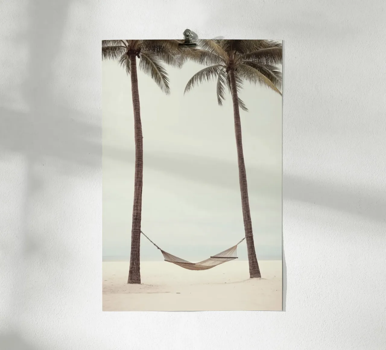 Amaca tra le palme Beach Art poster con telaio in legno da Indigo Tides Art