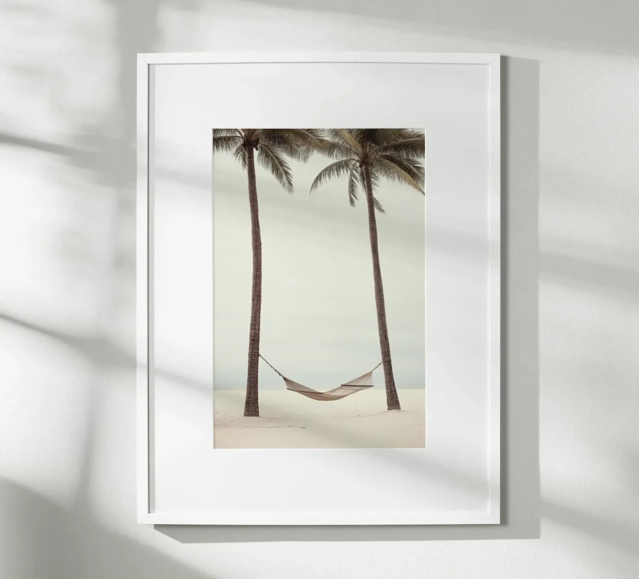 Amaca tra le palme Beach Art poster con telaio in legno da Indigo Tides Art