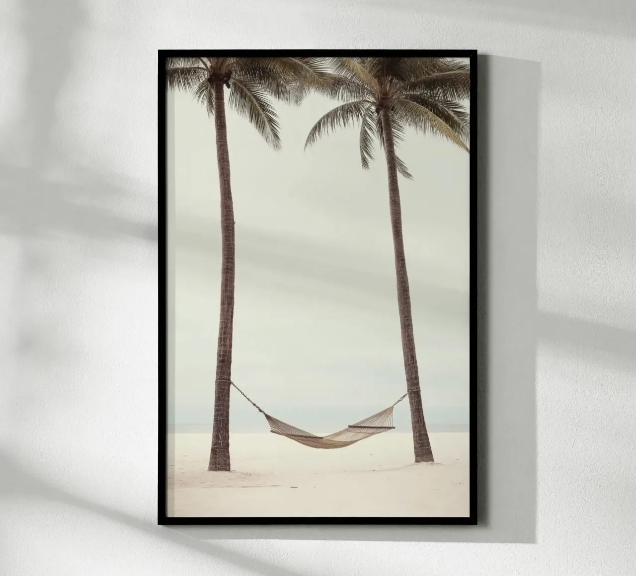 Amaca tra le palme Beach Art poster con telaio in legno da Indigo Tides Art