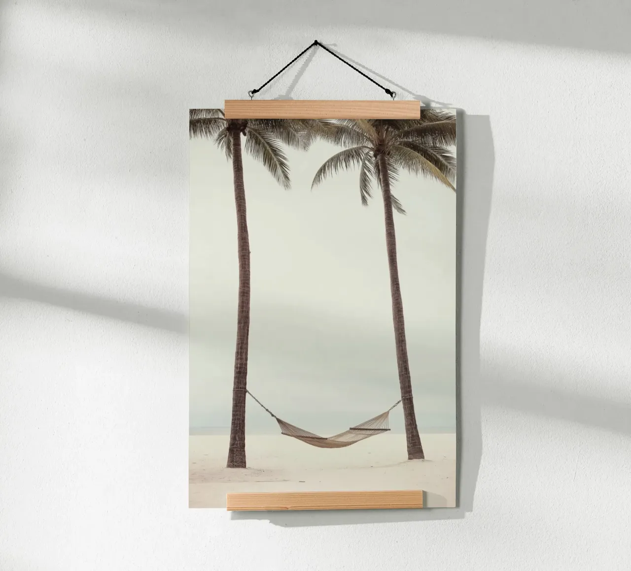Amaca tra le palme Beach Art poster con telaio in legno da Indigo Tides Art