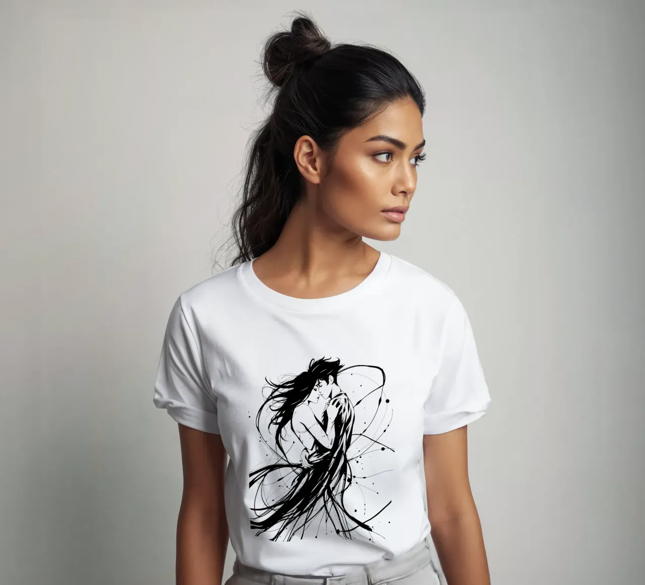 abbraccio appassionato tra una coppia intrecciata in linee fluide t-shirt da DesignDoodle