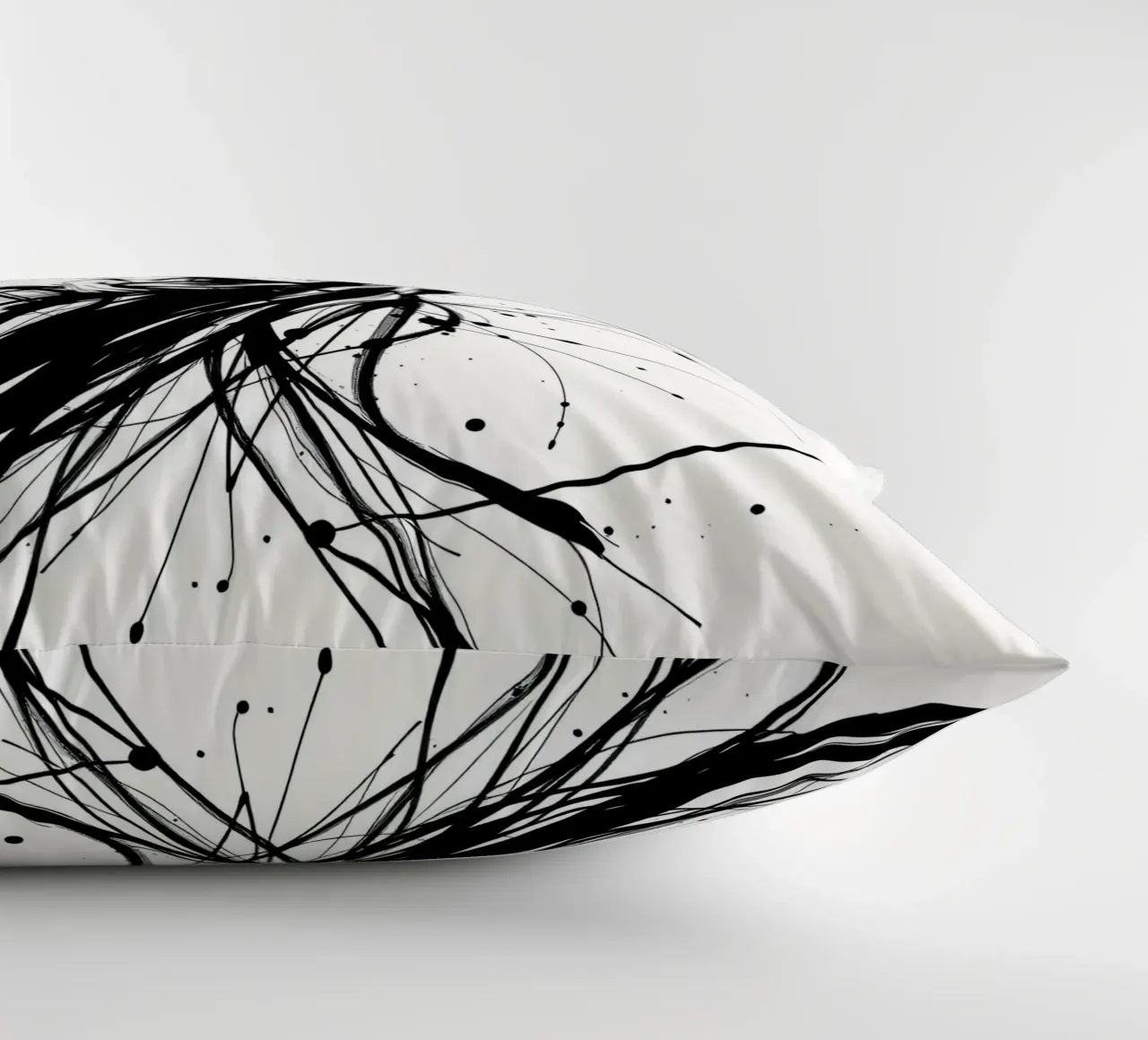 abbraccio appassionato tra una coppia intrecciata in linee fluide cuscino da DesignDoodle