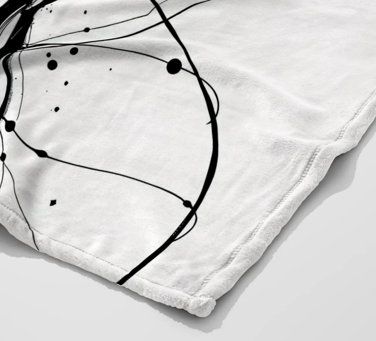 abbraccio appassionato tra una coppia intrecciata in linee fluide coperta in pile da DesignDoodle