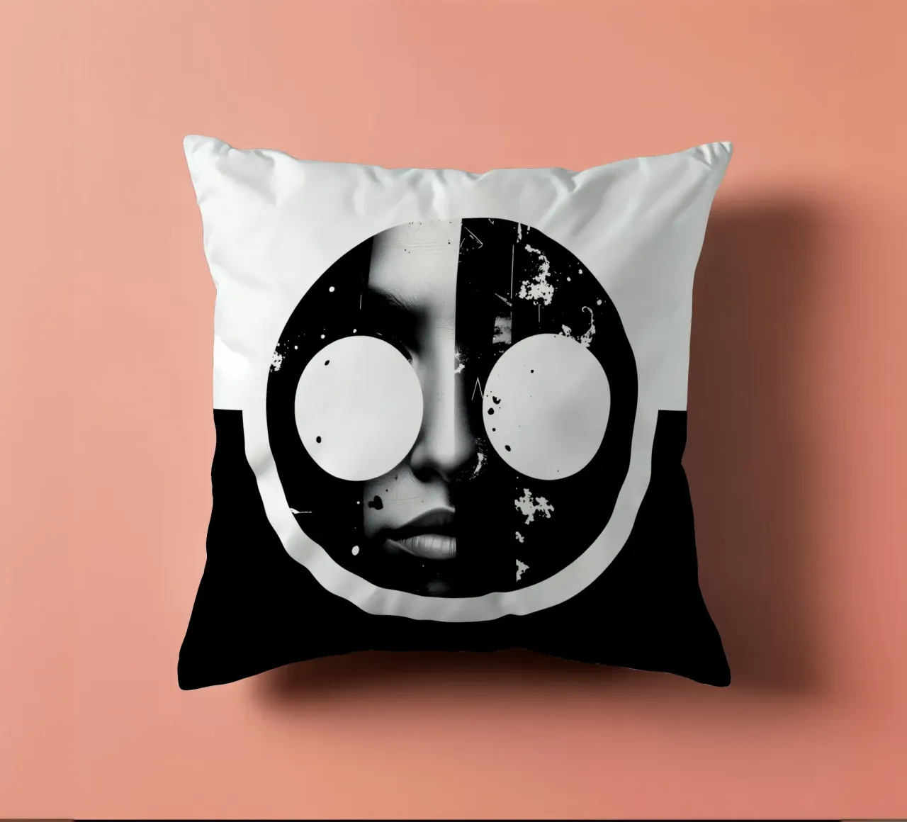 grafica monocromatica che presenta un volto con contrasto nero cuscino da DesignDoodle