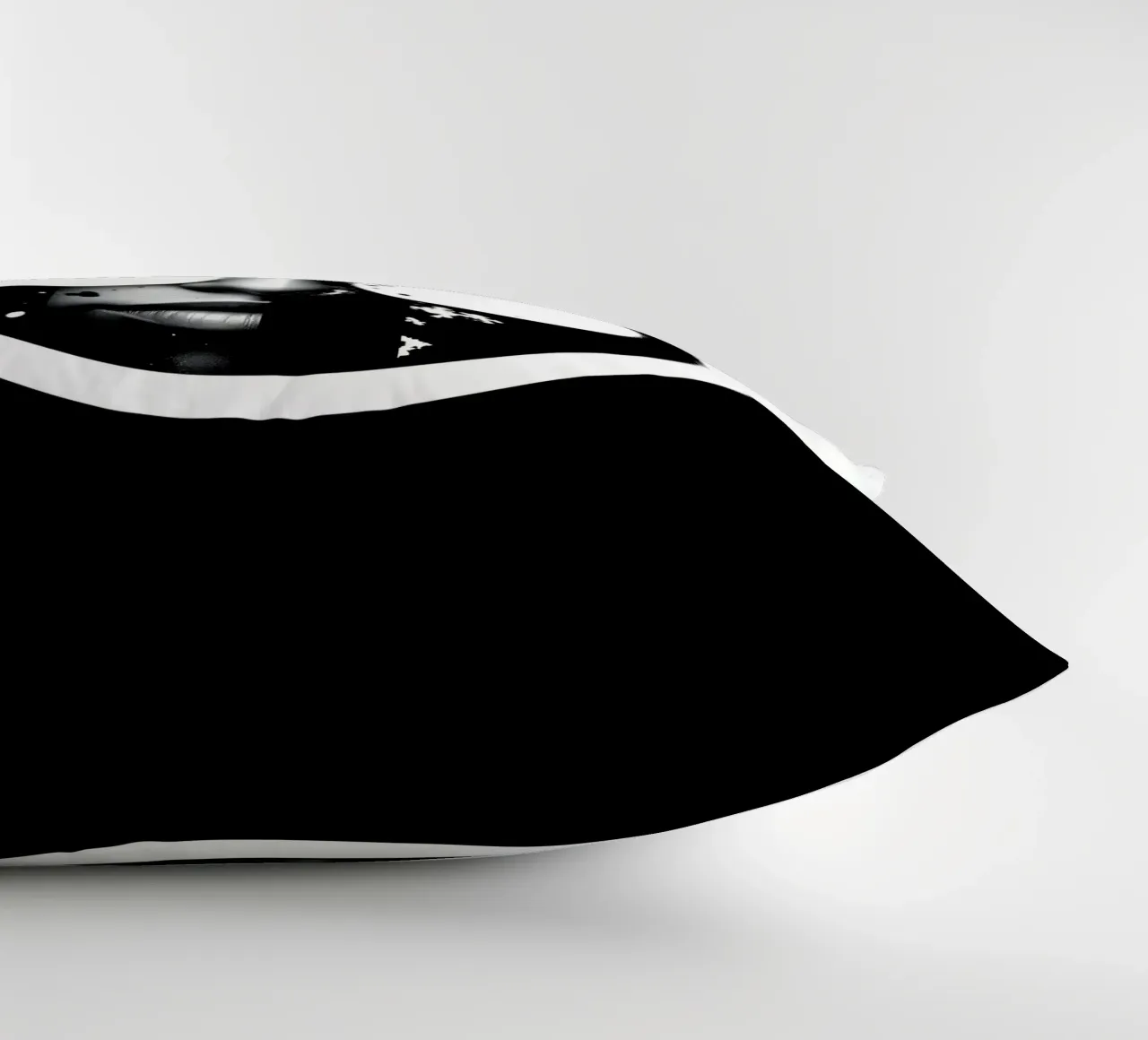 grafica monocromatica che presenta un volto con contrasto nero cuscino da DesignDoodle