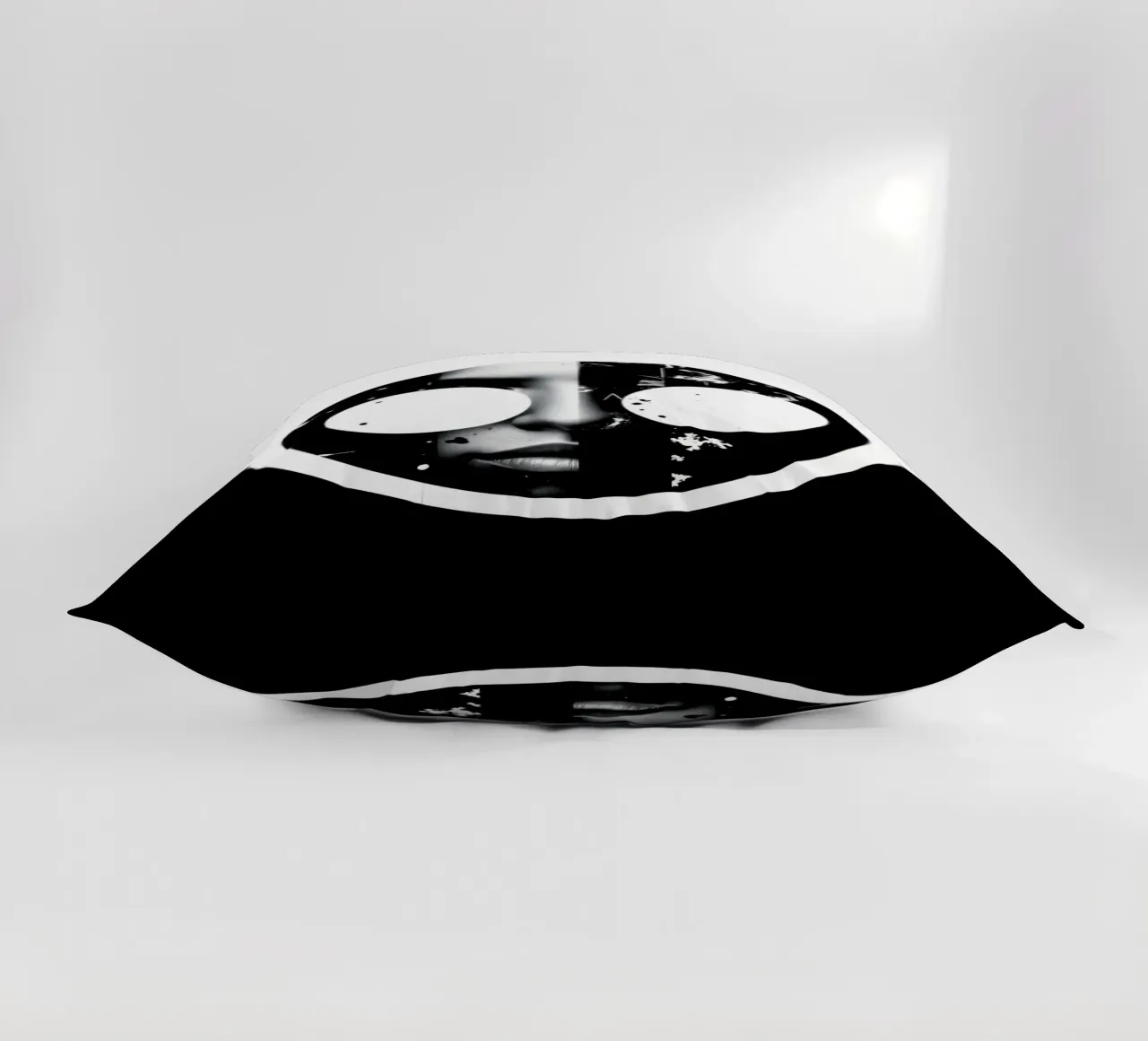 grafica monocromatica che presenta un volto con contrasto nero cuscino da DesignDoodle
