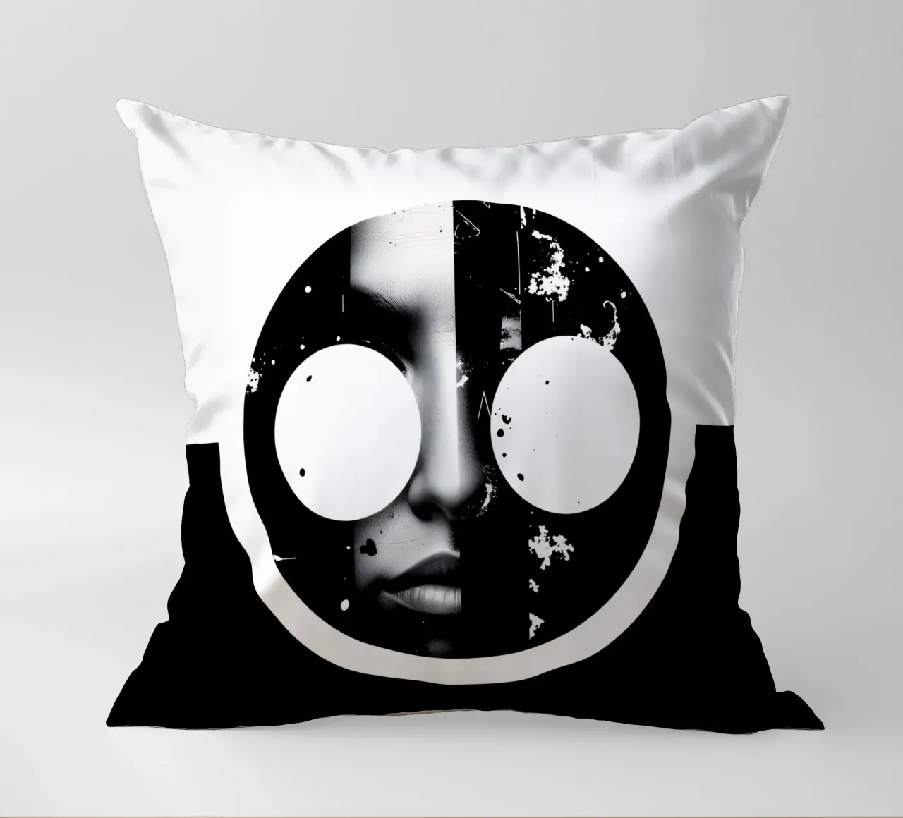 grafica monocromatica che presenta un volto con contrasto nero cuscino da DesignDoodle