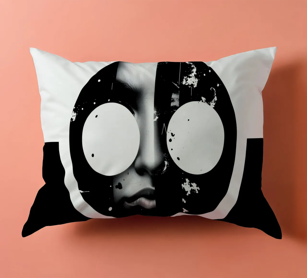 grafica monocromatica che presenta un volto con contrasto nero cuscino da DesignDoodle