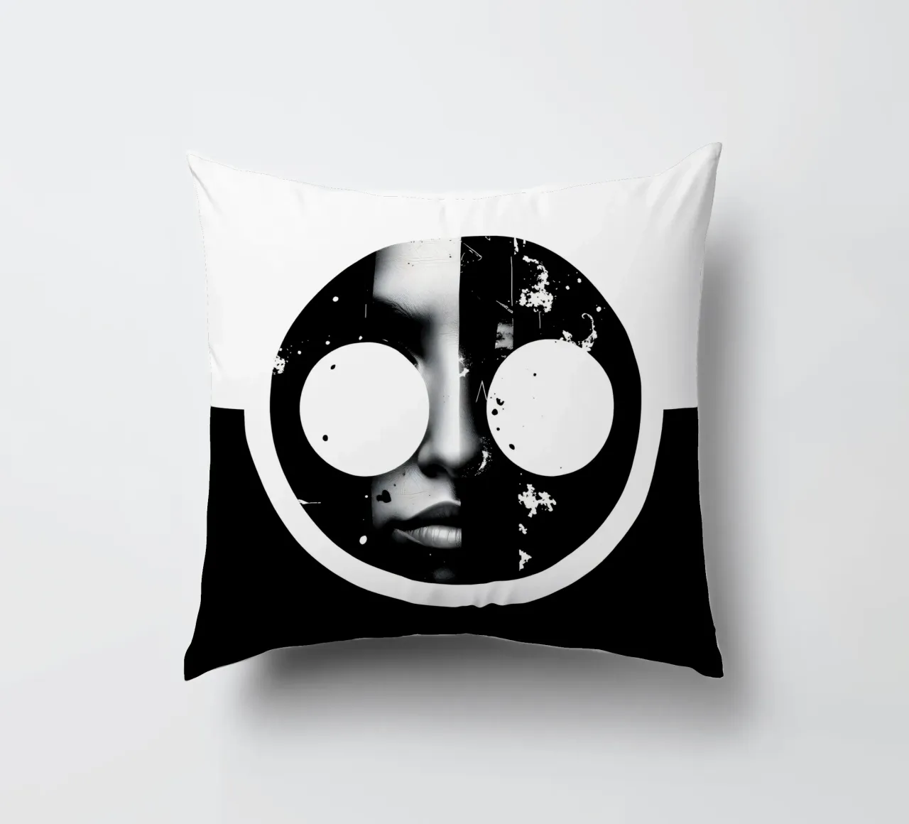 grafica monocromatica che presenta un volto con contrasto nero cuscino da DesignDoodle