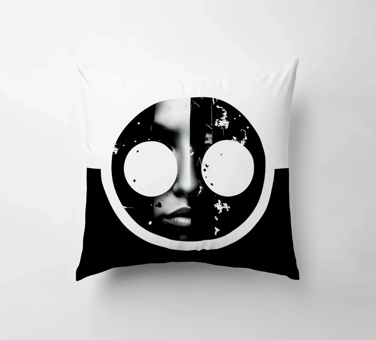 grafica monocromatica che presenta un volto con contrasto nero cuscino da DesignDoodle