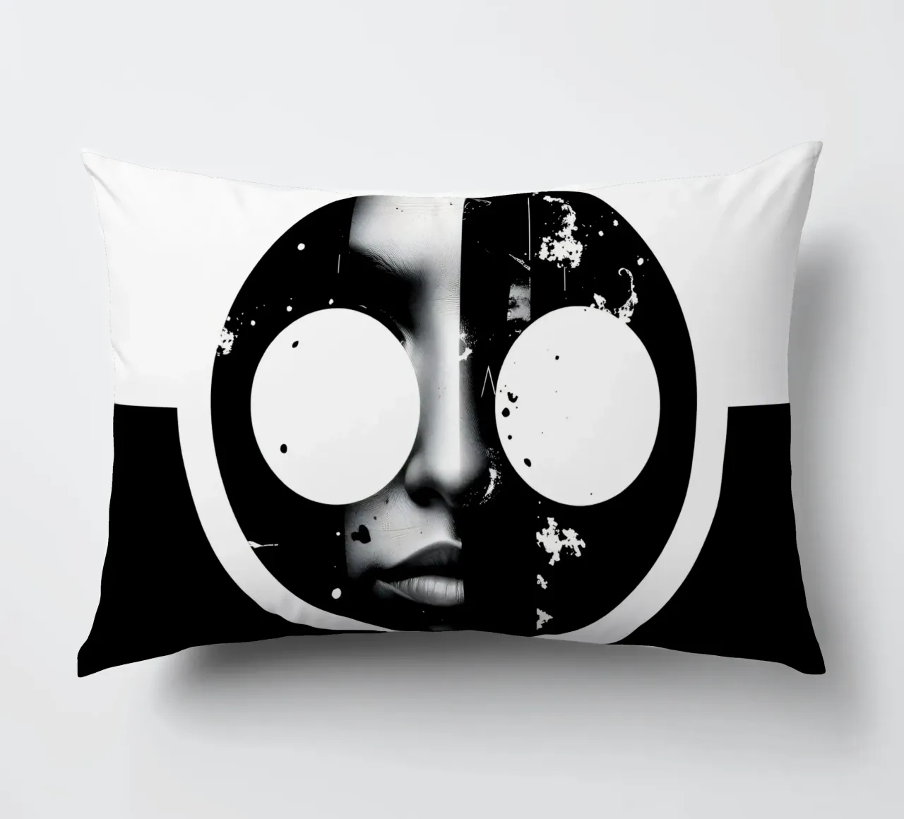 grafica monocromatica che presenta un volto con contrasto nero cuscino da DesignDoodle