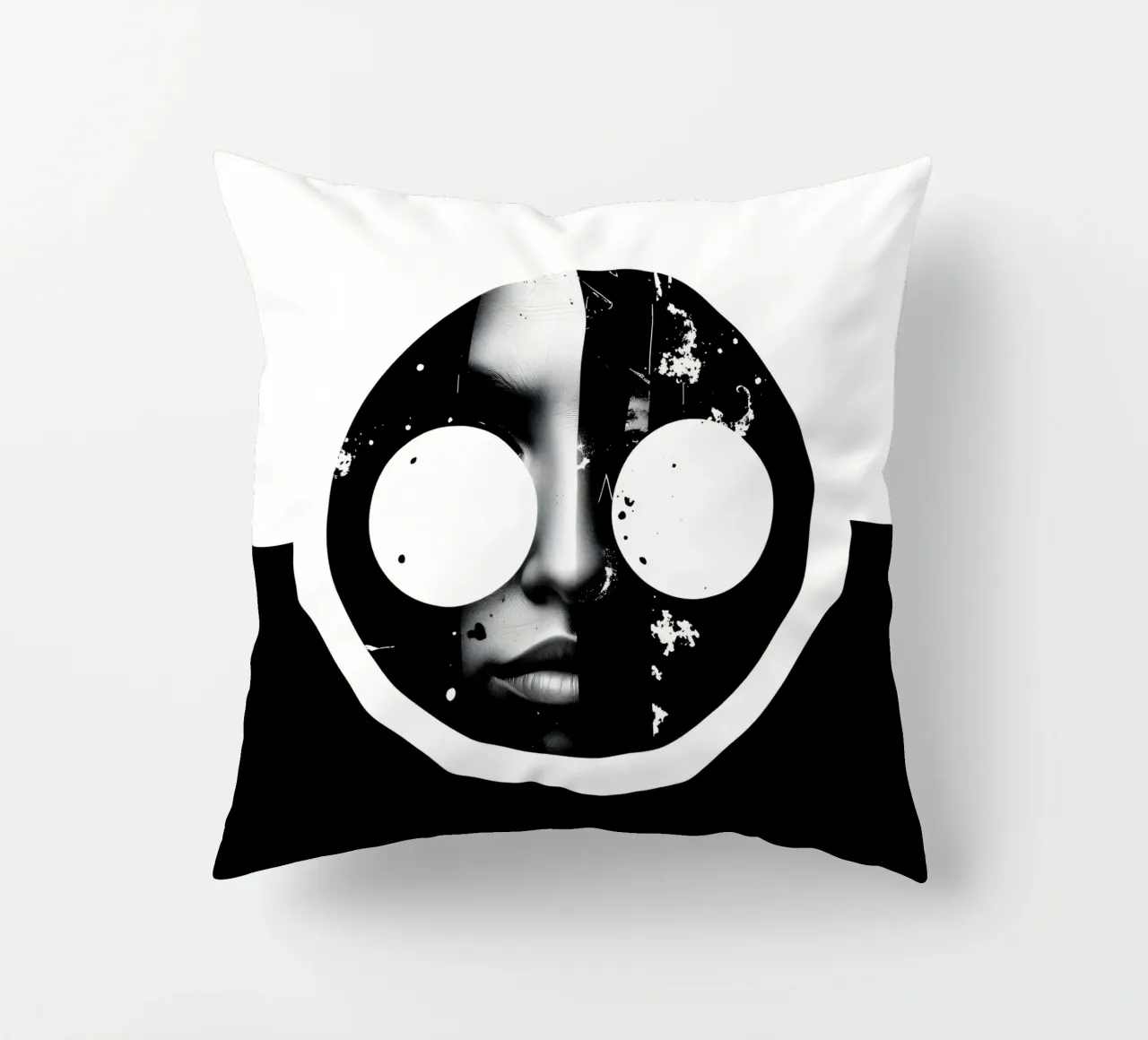 grafica monocromatica che presenta un volto con contrasto nero cuscino da DesignDoodle