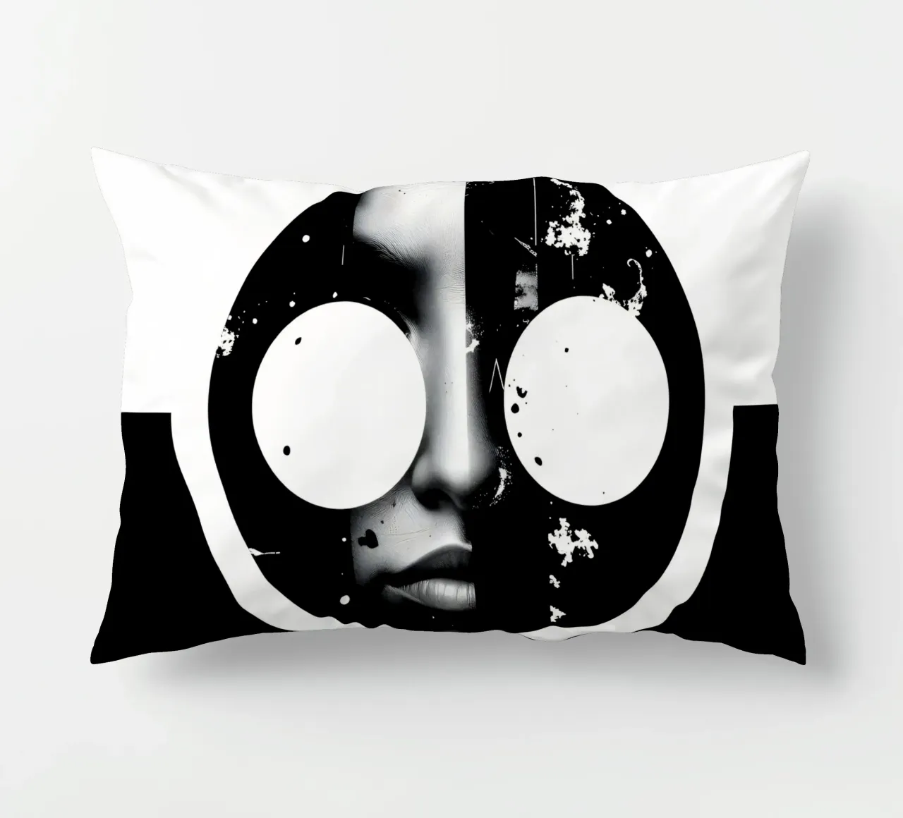 grafica monocromatica che presenta un volto con contrasto nero cuscino da DesignDoodle