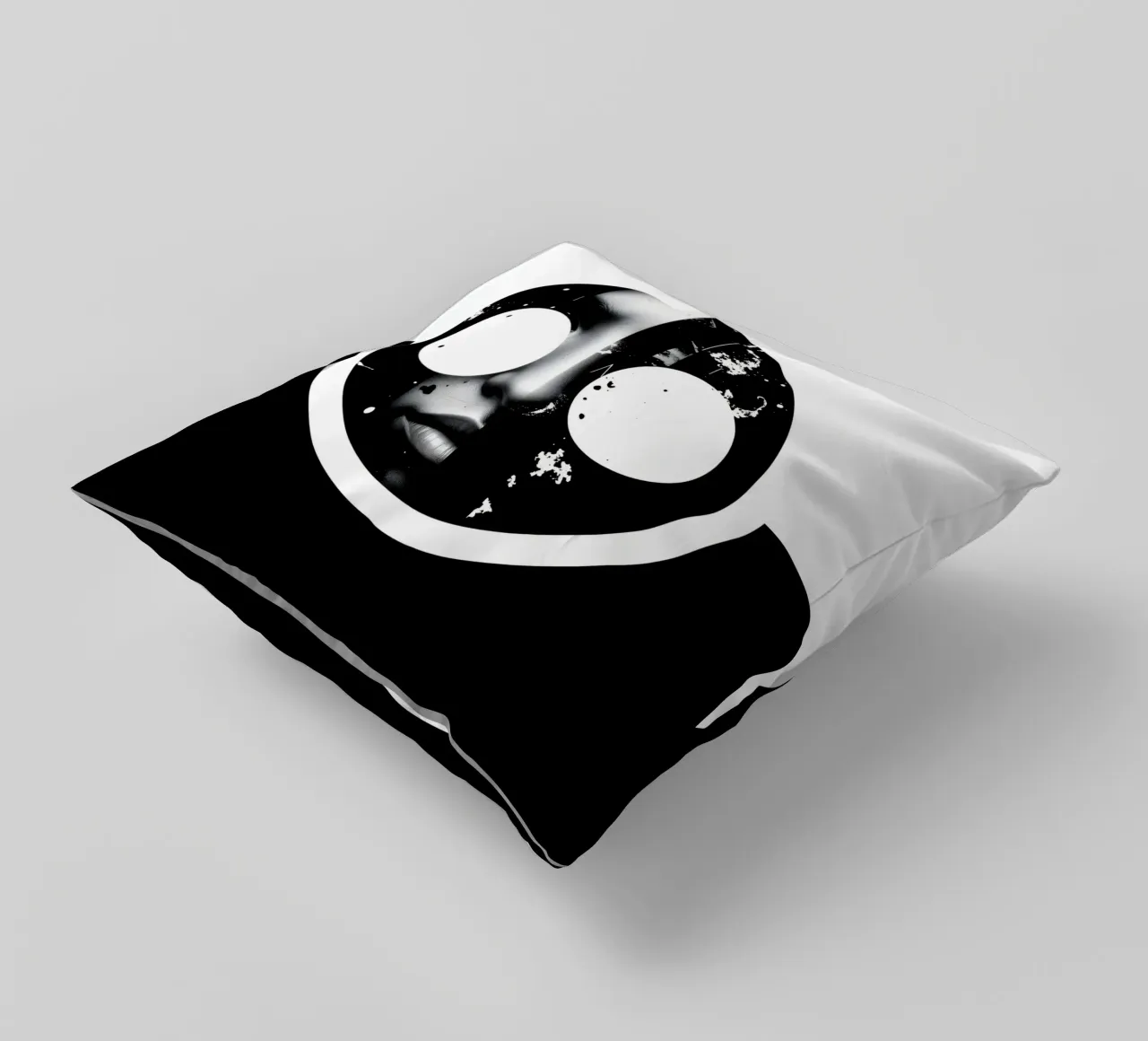 grafica monocromatica che presenta un volto con contrasto nero cuscino da DesignDoodle