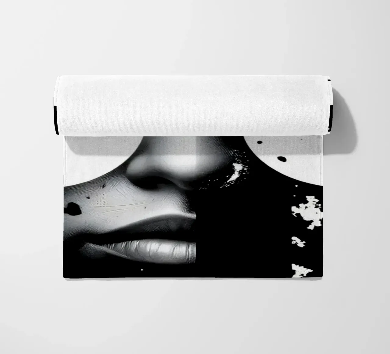 grafica monocromatica che presenta un volto con contrasto nero telo mare da DesignDoodle
