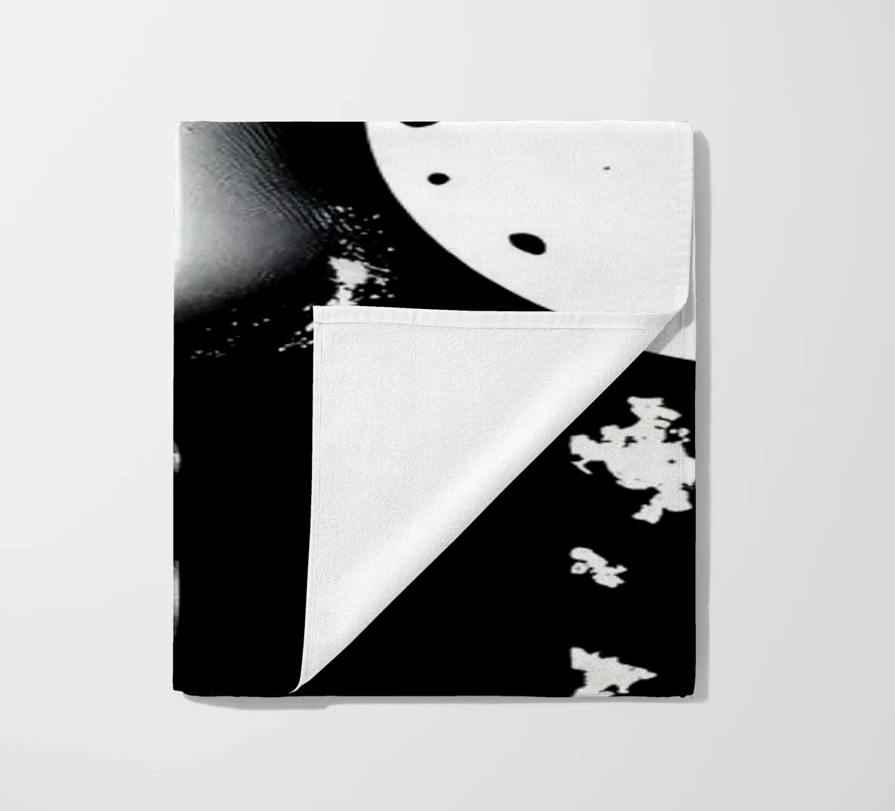 grafica monocromatica che presenta un volto con contrasto nero telo mare da DesignDoodle