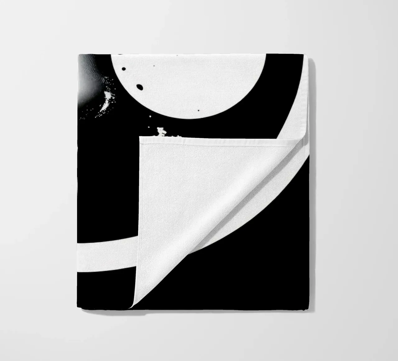 grafica monocromatica che presenta un volto con contrasto nero telo mare da DesignDoodle